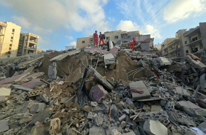 Les secours se rassemblent sur le site d'une frappe israélienne qui a touché les environs d'un hôpital dans la ville de Tyr, dans le sud du Liban, le 1er juin 2026