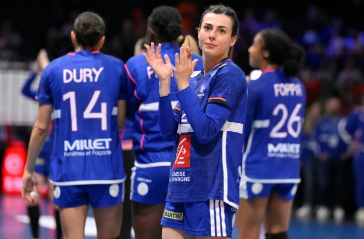 La déception des Françaises après leur défaite contre l'Allemagne en demi-finales du Mondial de handball à Rotterdam, le 12 décembre 2025
