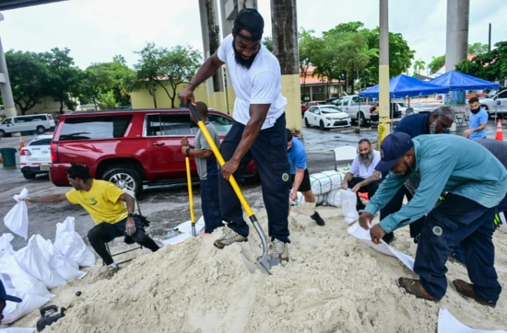 Des volontaires de la ville de Miamia prépare des sacs de sable pour les habitants, à Miami en Floride le 7 octobre 2024