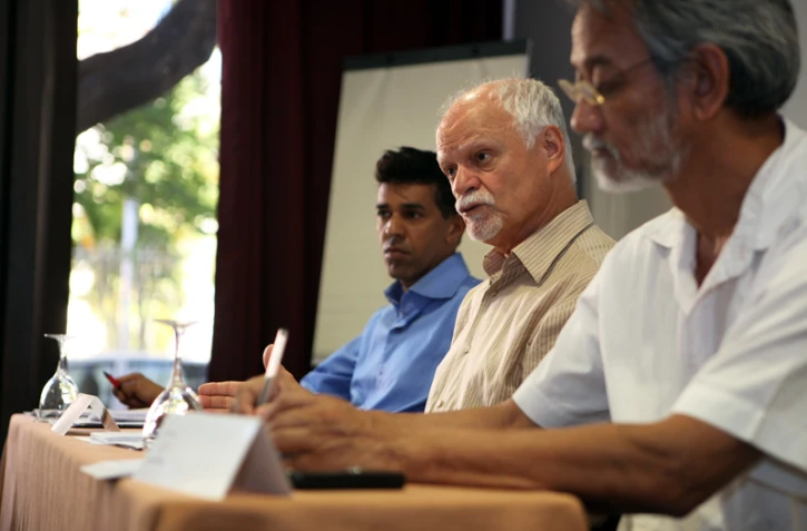 Mardi 20 juillet 2010

Conférence de Élie Hoarau à l'hôtel Le Saint-Denis (Photo Marie Trouvé)