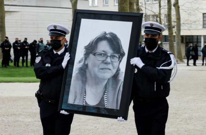 Un grand portrait en noir et blanc de Stéphanie Monfermé est porté par des policiers, au début de la cérémonie le 30 avril 2021 à Rambouillet
