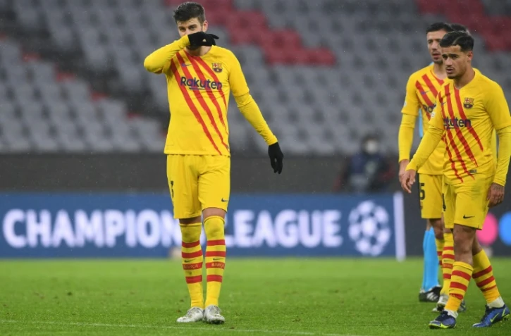 Le défenseur barcelonais Gérard Piqué et le milieu de terrain brésilien Philippe Coutinho, après leur défaite, 3-0 face au Bayern Munich, lors de la 6e journée du groupe E de la Ligue des Champions, le 8 décembre 2021