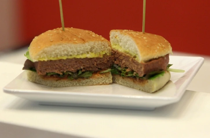 Un hamburger végétalien présenté au salon international de l'industrie de la viande IFFA à Francfort, le 6 mai 2019 en Allemagne