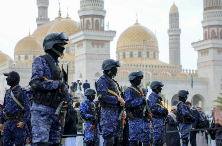 Des membres des forces de sécurité houthis lors d'un rassemblement anti-israélien et anti-américain à Sanaa,  au Yémen, le 19 janvier 2024