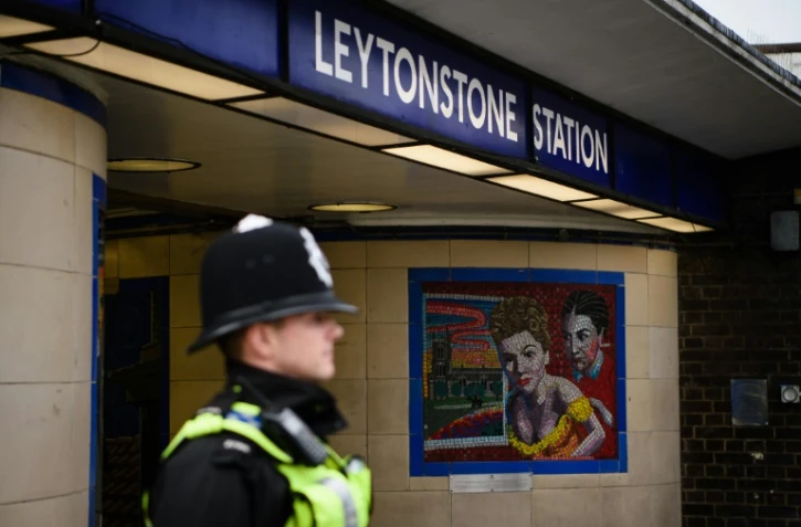Un policier britannique surveille l'entrée du métro Leytonston au nord de Londres le 6 décembre 2015