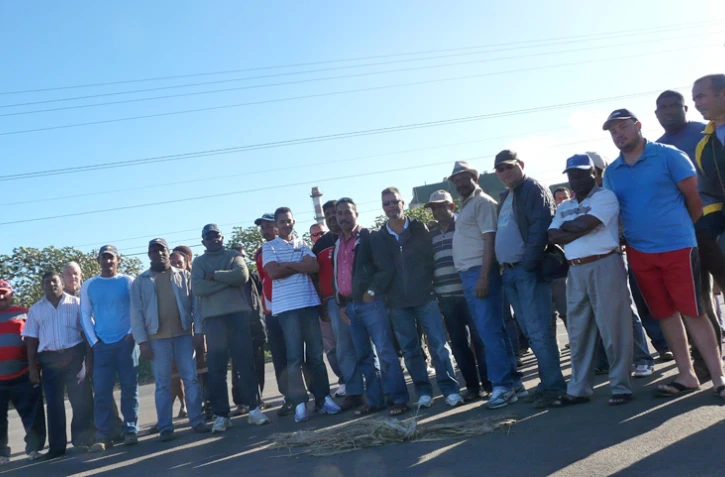 Vendredi 23 juillet 2010

Blocage à l'usine de Bois-Rouge (Photo Mounice Najafaly)
