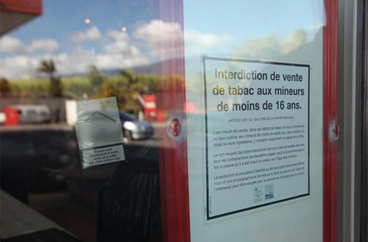 Affichette interdisant la vente de tabac aux moins de 16 ans (Photo Marie Trouvé)