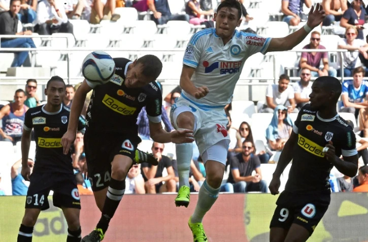 Le défenseur d'Angers Romain Thomas ouvre le score de la tête contre l'OM, le 27 septembre 2015 au Vélodrome