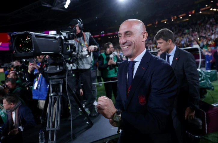 Le président de la fédération royale espagnole de football (FREF) Luis Rubiales aprÚs la victoire de l'équipe féminine d'Espagne contre l'Angleterre en finale de la Coupe du monde 2023 à Sydney en Australie le 20 août 2023
