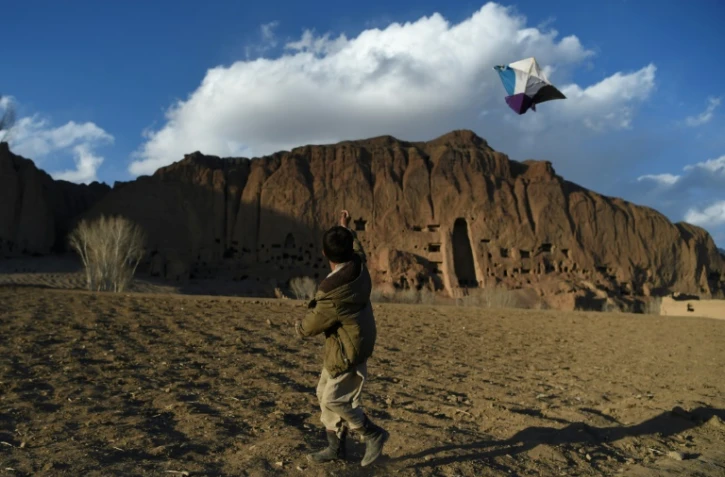 Un jeune Hazara fait voler un cerf-volant près des niches qui abritaient les Bouddhas géants détruits par les talibans en 2001, dans la vallée de Bamiyan en Afghanistan le 3 mars 2021