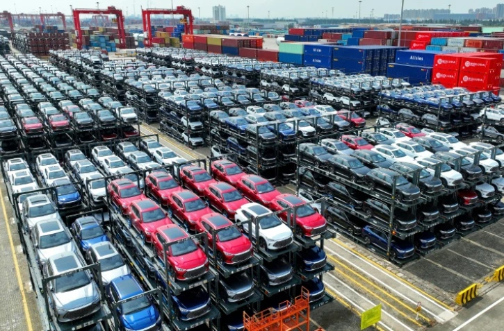 Des voitures électriques de la marque chinoise BYD attendent d'être chargées sur des cargos au terminal international de Taicang dans le port de Suzhou, dans l'est de la Chine, le 11 septembre 2023