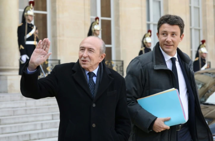 Le ministre de l'Intérieur Gérard Collomb (G), au côté du porte-parole du gouvernement Benjamin Griveaux, après un conseil des ministres à l'Elysée, le 21 février 2018