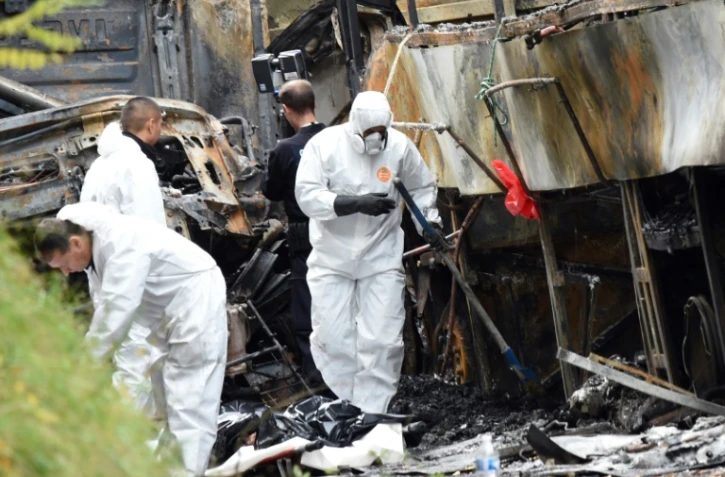 Des enquêteurs de l'IRCGN sur le site de l'accident de Puisseguin le 24 octobre 2015