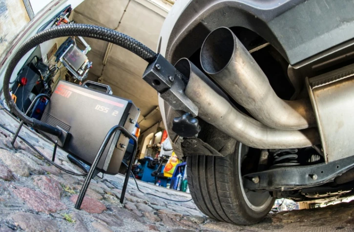 Test réalisé sur une Volkswagen, le 1er octobre 2015 à Francfort-sur-l'Oder, dans l'est de l'Allemagne