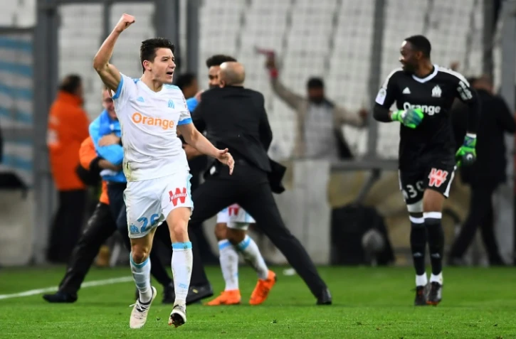 Le milieu de terrain de Marseille Florian Thauvin (G) marque dans les arrêts de jeu lors de la réception de Nantes le 4 mars 2018