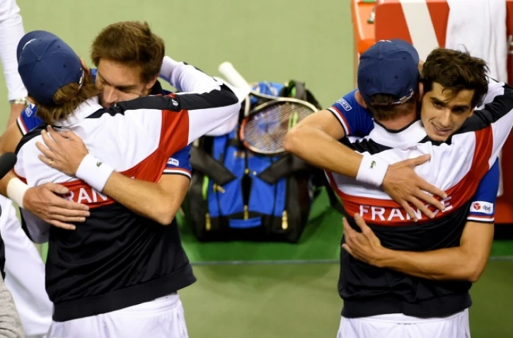 Nicolas Mahut et Pierre-Hugues Herbert félicités par leurs partenaires le 4 février 2017 à Tokyo