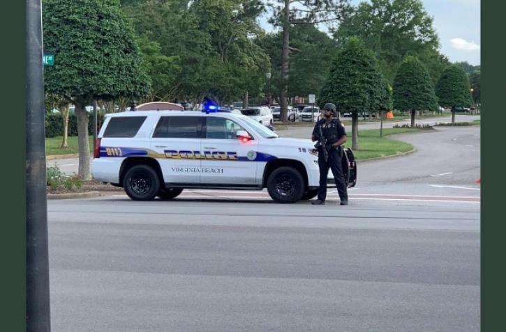 Un policier lourdement armé près du complexe municipal où a eu lieu la fusillade ayant fait au moins 11 morts à Virginia Beach, le 31 mai 2019 