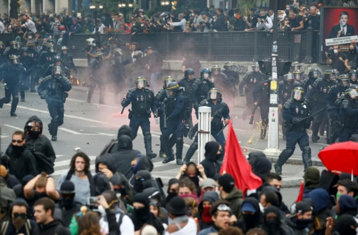 Des CRS dispersent des manifestants contre la loi Travail, le 15 septembre 2016, à Paris.