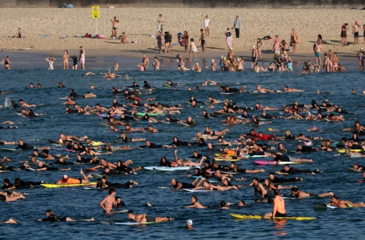 Hommage de nageurs et surfeurs aux victimes de l'attaque de Sydney à la plage de Bondi le 19 décembre 2025