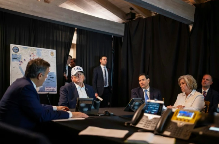 Image publiée par la Maison Blanche montrant le président américain Donald Trump, sa directrice de cabinet Susie Wiles (deuxième à droite), et le secrétaire d'Etat Marco Rubio (troisième à droite) en train de suivre les opérations américano-israéliennes contre l'Iran le 28 février 2026, dans un lieu non communiqué