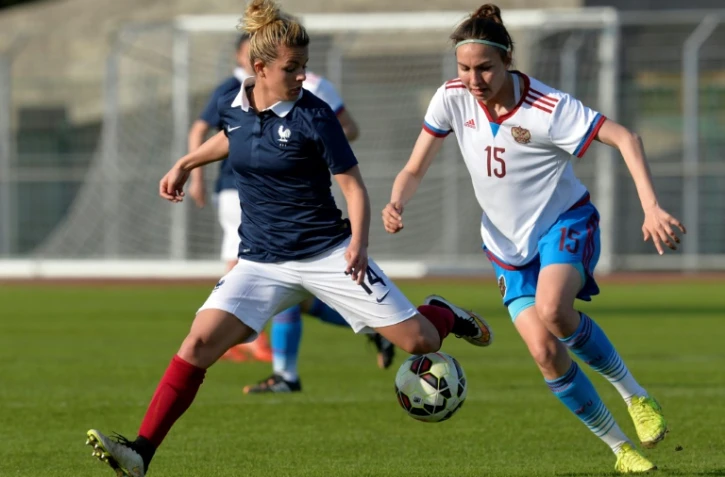 La Française Juliane Gathrat (g) lors d'un match avec les moins de 19 ans face à la Russie, le 9 avril 2015 à Melun