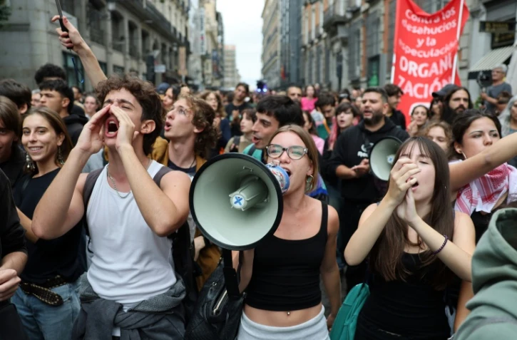 Des personnes manifestent devant le Parlement à Madrid lors d'une session extraordinaire visant à voter sur un décret gouvernemental sur le logement, le 2 octobre 2026