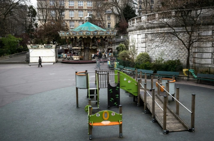 Square et manège vides à Paris, près du Sacré Coeur, le 16 mars 2020
