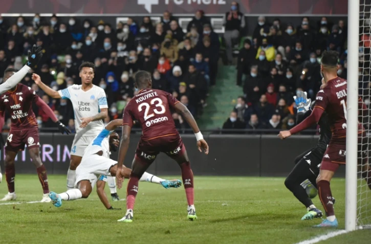 Cédric Bakambu ouvre le score pour Marseille contre Metz au stade Saint-Symphorien, le 13 février 2022