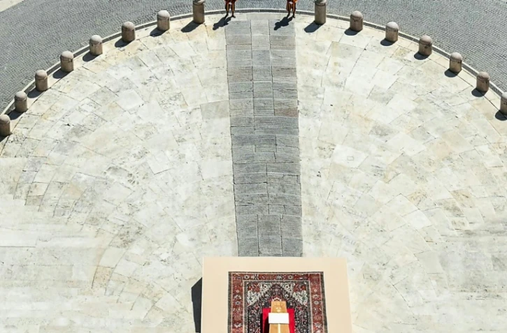 Vue aérienne du cercueil du pape François, sur la place Saint-Pierre, le 26 avril 2025 au Vatican