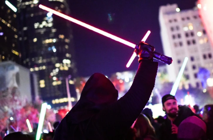 Un fan de Star Wars habillé en Kylo Ren le 18 décembre 2015 à Los Angeles