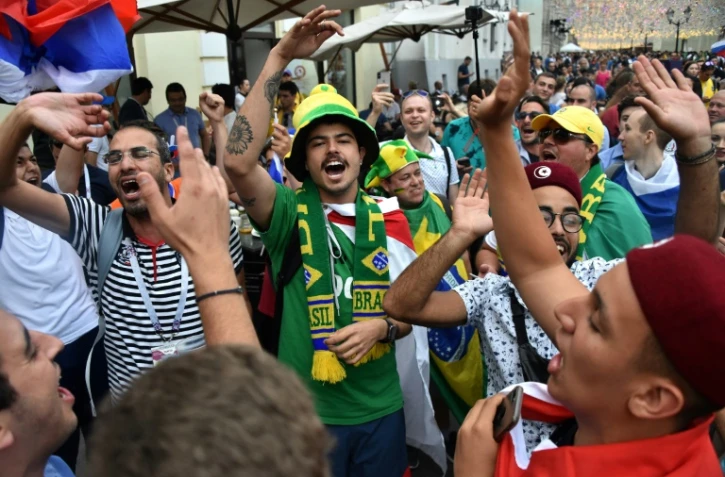 Supporter brésilien (c) en liesse dans la rue commerçante Nikolskaya à Moscou, le 24 juin 2018