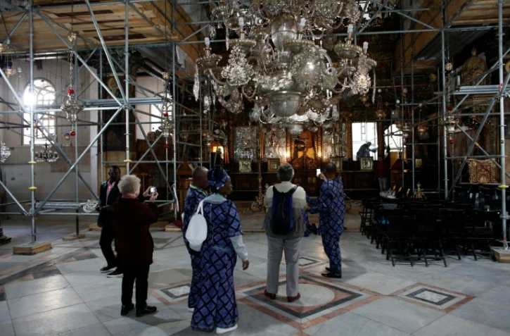 Des pélerins chrétiens visitent l'église de la Nativité à Béthléem le 16 décembre 2015
