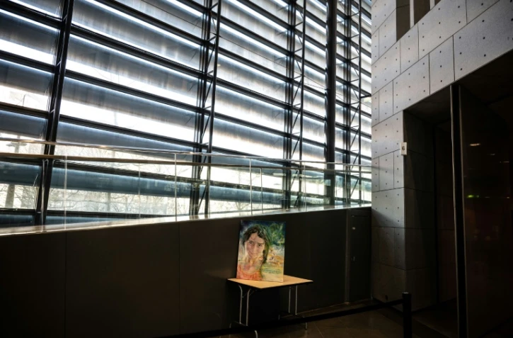 Un portrait de Maëlys à l'entrée de la cour d'assises de l'Isère, à Grenoble, le 1er février 2022