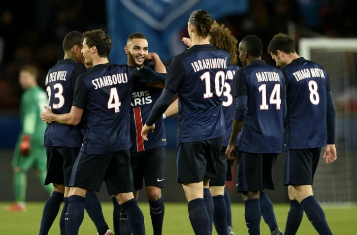 Les Parisiens congratulent Layvin Kurzawa, buteur face à Troyes au Parc des Princes, le 28 novembre 2015