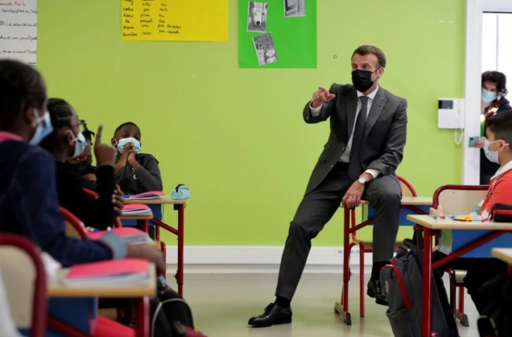 Le président Emmanuel Macron en visite dans une école à Melun, le 26 avril 2021