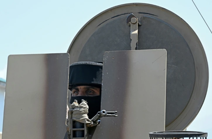 Un paramilitaire indien monte la garde le long d'une rue de Srinagar le 15 mai 2025