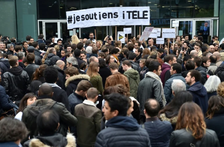 Rassemblement devant le siège d'iTELE, le 25 octobre 2016 à Boulogne-Billancourt près de Paris