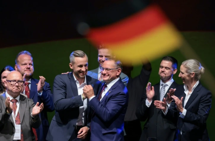 Ulrich Siegmund (3e g), tête de liste du parti d'extrême droite Alternative pour l'Allemagne (AfD) pour les élections régionales en Saxe-Anhalt, félicité par le coprésident de l'AfD Tino Chrupalla (c) et la coprésidente Alice Weidel (d) lors de la soirée électorale du parti à Magdebourg, dans l'est de l'Allemagne, le 6 septembre 2026