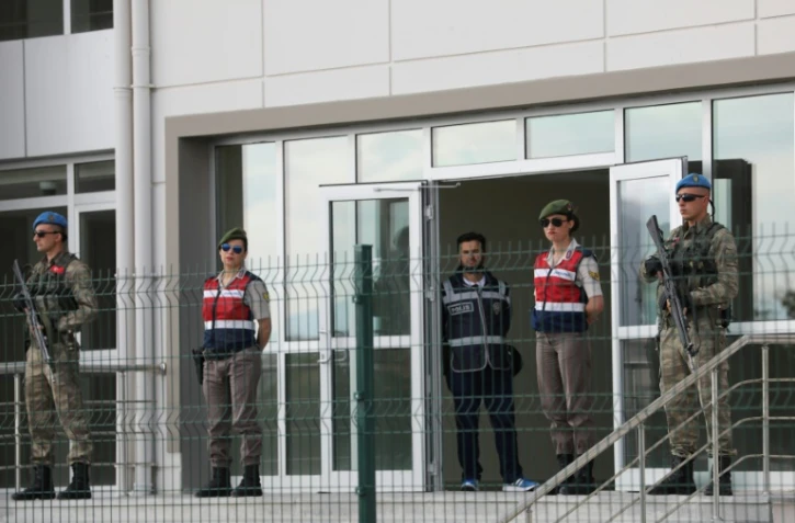 Des membres des forces spéciales turques montent la garde devant le tribunal de la prison Sincan, le 22 mai 2017 à Ankara
