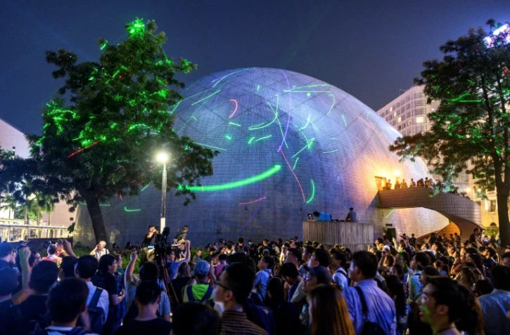 Des manifestants pro-démocratie utilisent des lasers sur le dôme du Musée de l'Espace, le 7 août 2019 à Hong Kong