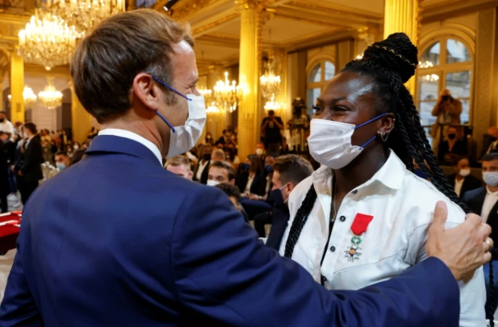 Emmanuel Macron remet la Légion d'Honneur à la judoka Clarisse Agbegnenou lors d'une cérémonie en honneur aux athlètes médaillés des Jeux de Tokyo, à l'Elysée, à Paris,le 13 septembre 2021