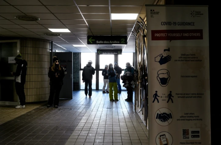 Des personnes font la queue pour effectuer un test de diagnostic du Covid-19 le 20 décembre 2021 à Courchevel, dans les Alpes