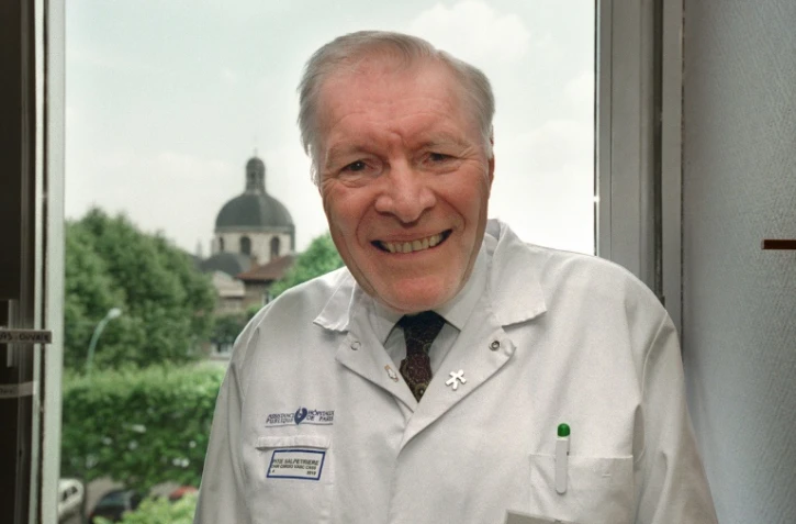 Le professeur Christian Cabrol, 74 ans, pose dans son bureau de l'hôpital de la Pitié-Salpétrière, le 22 juin 2001 à Paris, où il est consultant au service de chirurgie thoracique et cardio-vasculaire