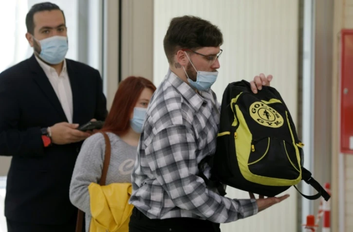 Samuel Dufour (C) et Esteban Morillo (G), arrivent au tribunal d'Evry, le 3 juin 2021