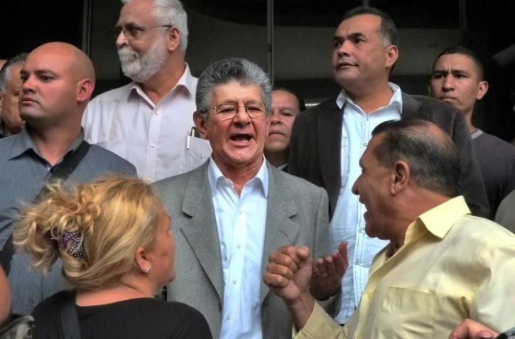 Henry Ramos Allup (c), nouveau président du Parlement du Venezuela, s'exprime à Caracas le 4 janvier 2016 devant l'Assemblée nationale