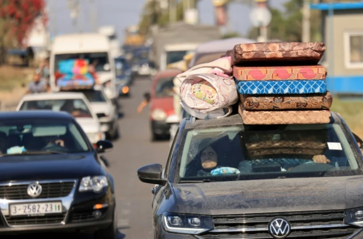 Des Palestiniens transportant leurs affaires fuient après l'avertissement de l'armée israélienne de quitter leurs maisons et de se déplacer vers le sud avant une offensive terrestre, le 13 octobre 2023 à Gaza