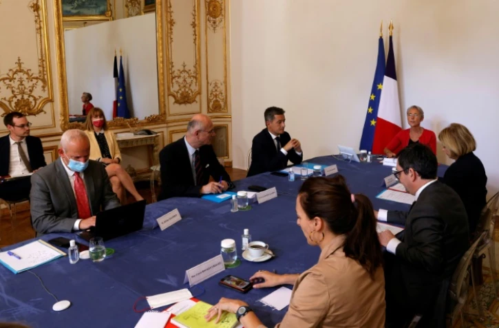 La Première ministre Elisabeth Borne, le ministre de l'Intérieur Gérald Darmanin, le directeur général de la Santé Jérôme Salomon (g)) avant une visioconférence avec les préfets et directeurs d'ARS sur la situation épidémique du Covid-19, le 28 juin 2022 à l'hôtel Matignon, à Paris
