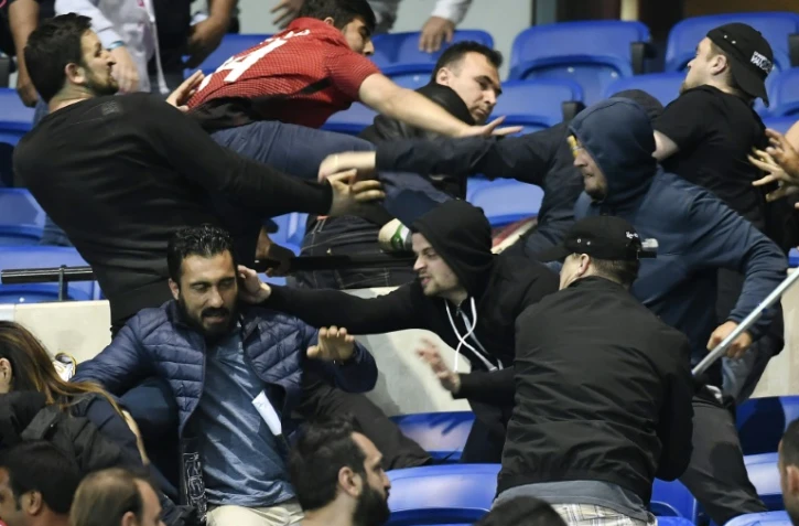 Des affrontements entre supporters de Lyon et de Besiktas au Parc Olympique Lyonnais, en marge du quart de finale aller de Ligue Europa entre les deux équipes, le 13 avril 2017.