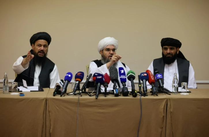 Les représentants talibans Abdul Latif Mansoor (g), Shahabuddin Delawar (c) et Suhail Shaheen, lors d'une conférence de presse à Moscou, le 9 juillet 2021