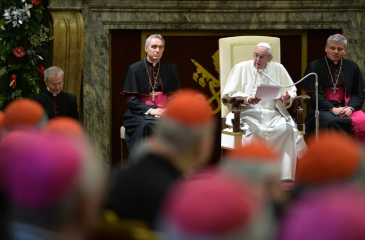 Le pape François (c), le 21 décembre 2015 lors de ses voeux annuels aux cardinaux et évêques au Vatican